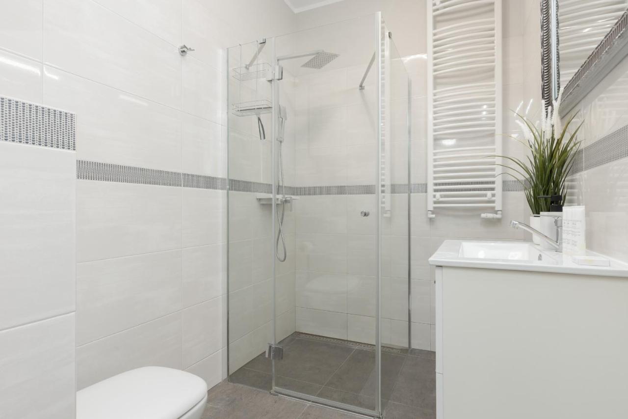 Modern One Bedroom Apartment With Parking In Lodz By Renters Prestige Bagian luar foto