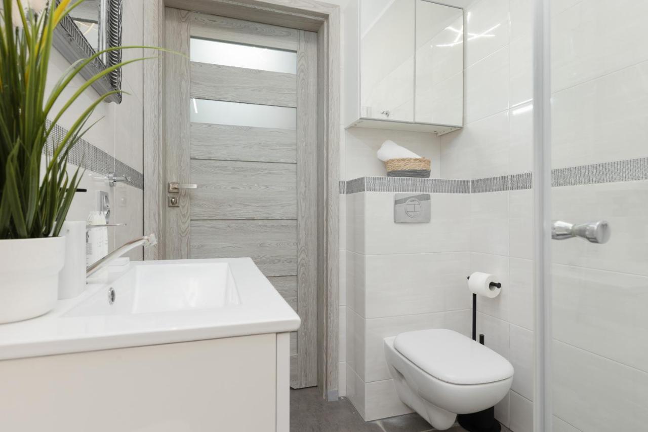 Modern One Bedroom Apartment With Parking In Lodz By Renters Prestige Bagian luar foto